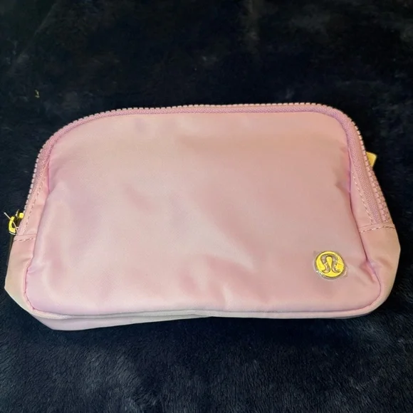 Lululemon Everywhere Belt Bag Wordmark - Picture 7 of 11